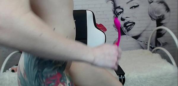  GIRL SHOWS HER PUSSY AND CUM FROM DILDO